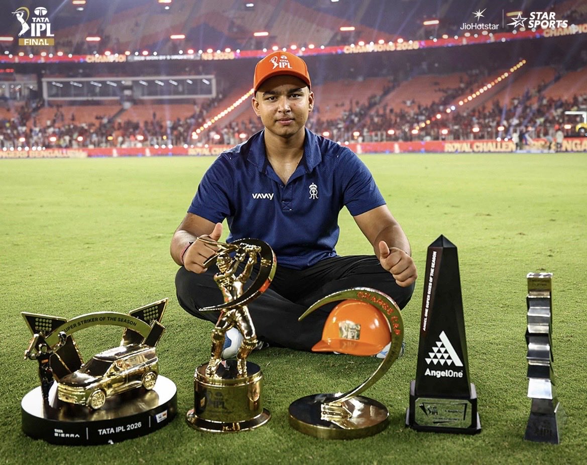 heymithil's tweet photo. RCB lifts the 2nd trophy!🏆
King @imVkohli leads from the front as always, but the real story… a glimpse of the future 👀
@Vaibhavsooryava the next Kohli in the making. https://t.co/FxOi7yhpEm