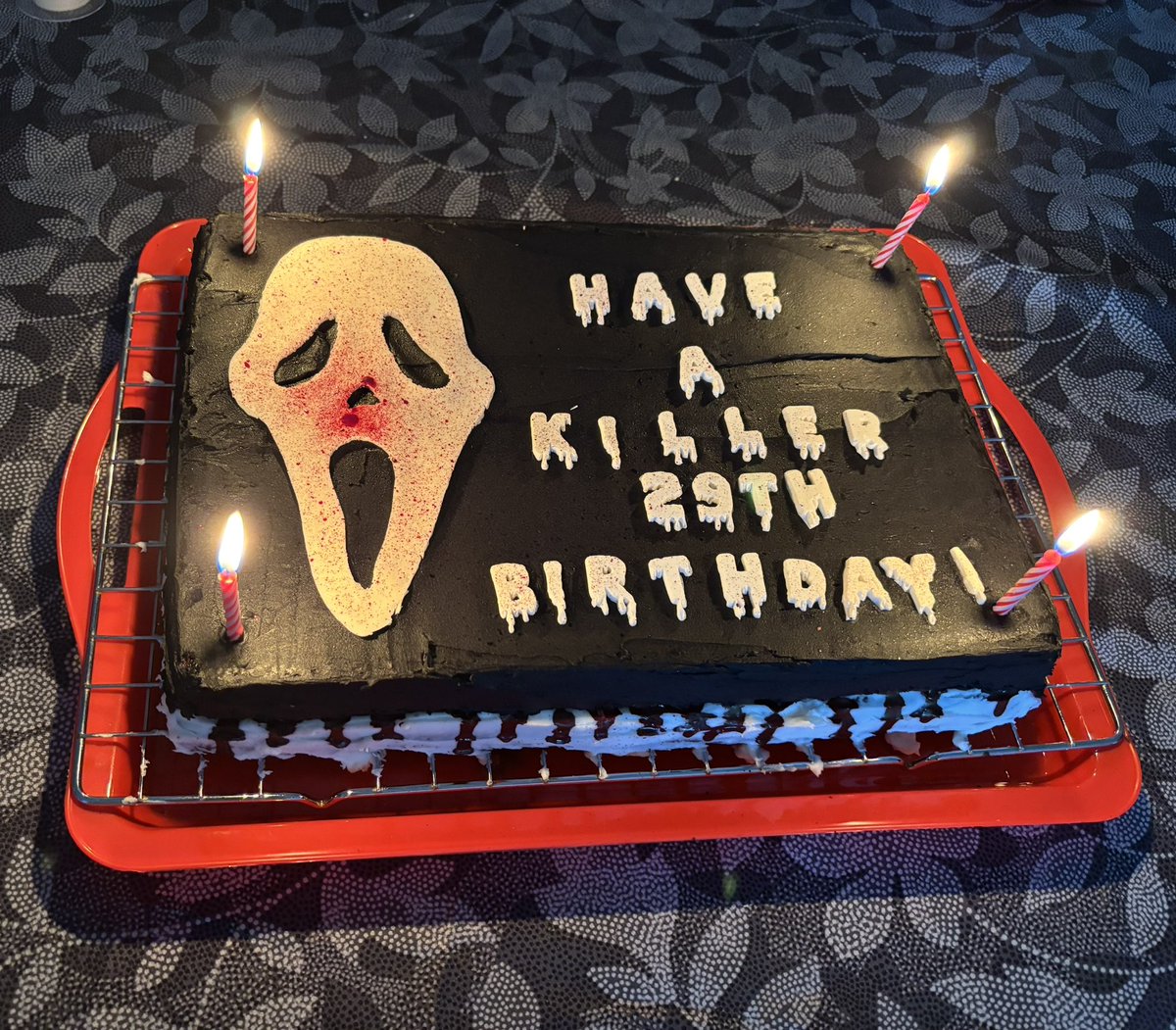 PaigeUnwritten's tweet photo. MY CAKE IS CRAZY https://t.co/wqcaZ2cIHg