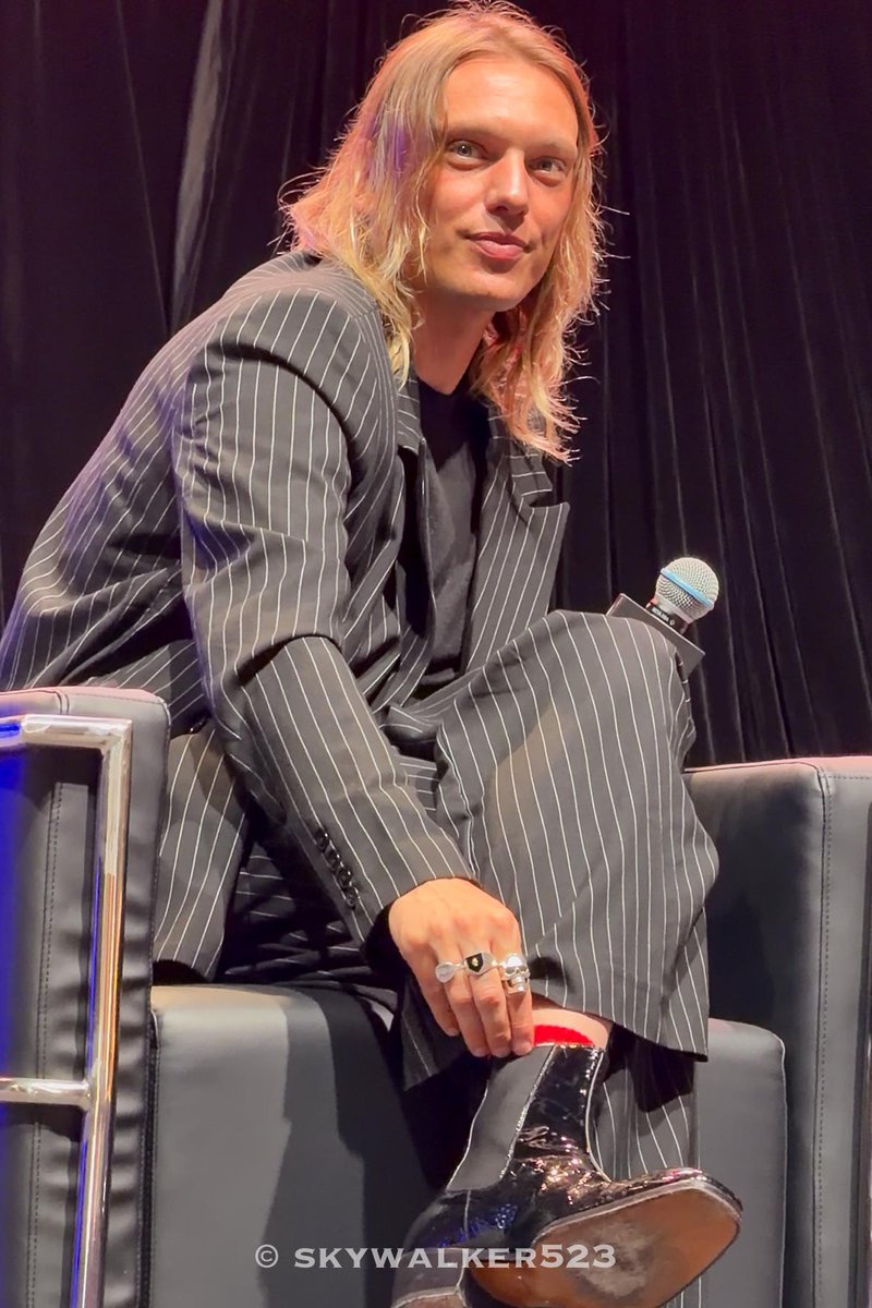 jcbthinker's tweet photo. more of jamie at hong kong comiccon panel! 🤏🏻 https://t.co/gNrOBeyex8
