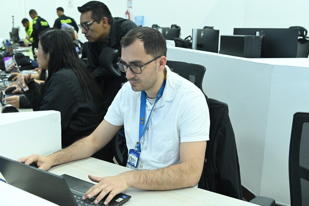 Ministerio_TIC's tweet photo. La democracia también se acompaña desde la tecnología. Hoy desplegamos capacidades técnicas, monitoreo continuo, vigilancia de telecomunicaciones, capacidades activas de ciberseguridad y articulación institucional permanente para acompañar esta jornada democrática al servicio de las y los colombianos.