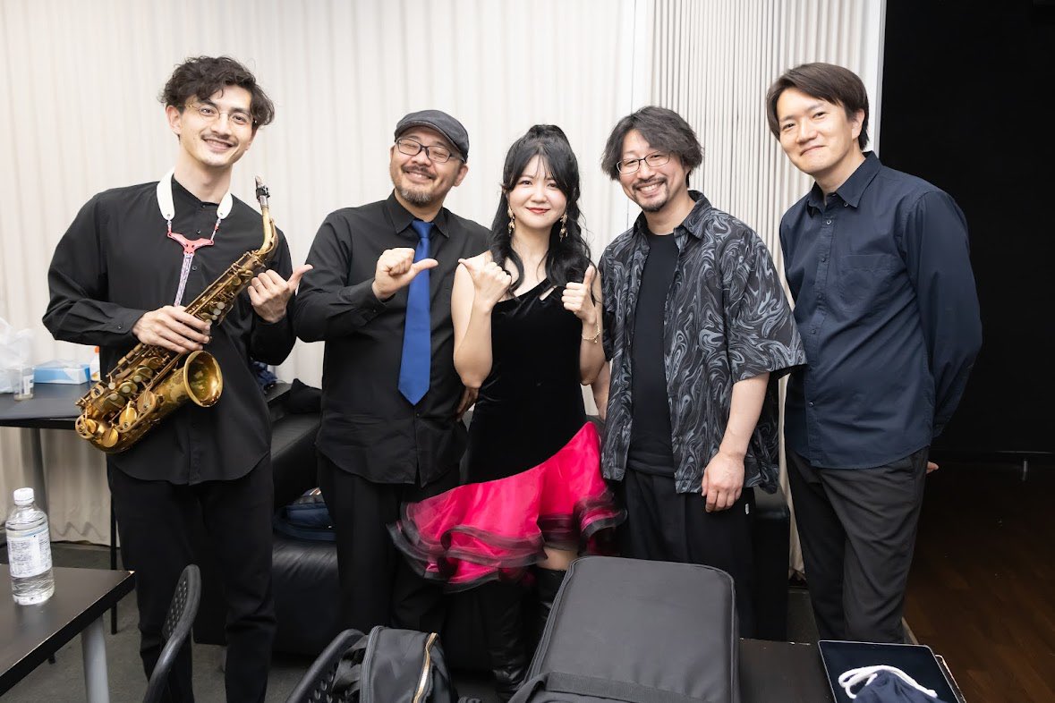 iro_kinjo's tweet photo. 5/31(日)最後の横浜minthallワンマンライブありがとうございました💐💐
2019年、O-SITEだった頃から半年に1回歌わせていただいた大好きな会場🥲
大好きなメンバーと大好きな皆さまに、精一杯の想いを歌に乗せてお届けしました🕊️✨
楽しすぎたなぁ😭💓
感謝の気持ちが少しでも届いていたら幸いです✨✨ https://t.co/iD5DmZwgXl