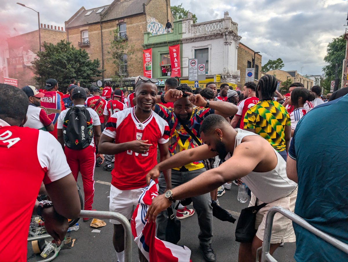 jesseekadi's tweet photo. Loud and proud on the streets of London
Singing our hearts out. 
I love you @Arsenal family. 
My home 
My love 
My Arsenal. ❤️❤️
With my brothers 
@Yo_Takgrin @Odumegwu_ 
R E D A R M Y !!!! https://t.co/lZHAnpZQgn