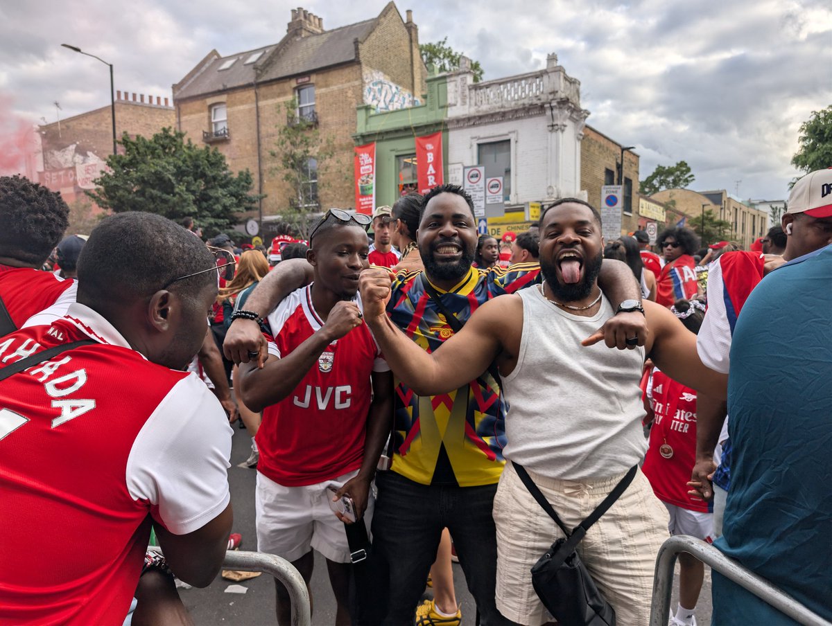 jesseekadi's tweet photo. Loud and proud on the streets of London
Singing our hearts out. 
I love you @Arsenal family. 
My home 
My love 
My Arsenal. ❤️❤️
With my brothers 
@Yo_Takgrin @Odumegwu_ 
R E D A R M Y !!!! https://t.co/lZHAnpZQgn