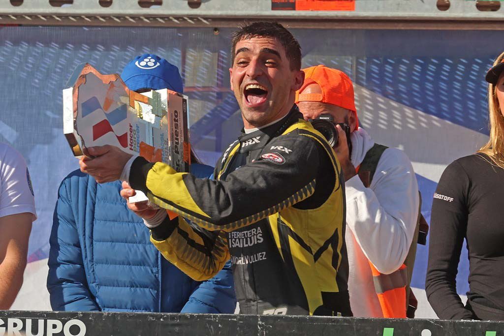 CarburandoTV's tweet photo. 🍾  La alegría del podio, en el lente de @bernabosco. 📸

#TCenCordoba #TurismoCarretera #Chapur https://t.co/D5NXgjqd9Z