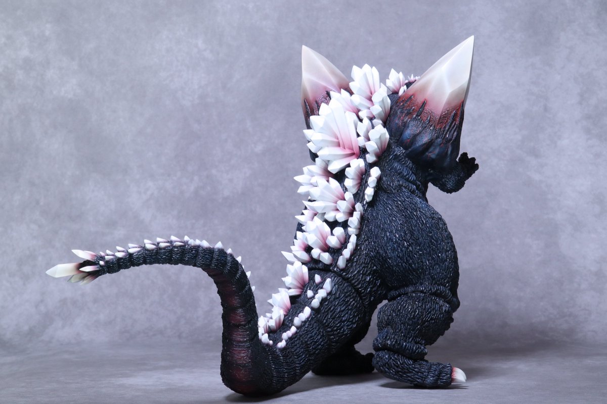 reiven_rr's tweet photo. ご依頼の兜工房さんのスペースゴジラを制作しました!

ご依頼主のご要望でなるべくスーツに近い色でして欲しいとのことで、劇中カラーに合わせています。
全身が不透明なレジンなので、それをいかに透けているように見せるかに重点を置いています。

続く https://t.co/XDWvoay6In