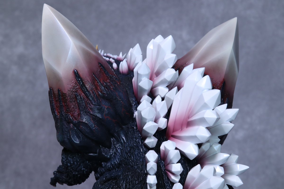reiven_rr's tweet photo. ご依頼の兜工房さんのスペースゴジラを制作しました!

ご依頼主のご要望でなるべくスーツに近い色でして欲しいとのことで、劇中カラーに合わせています。
全身が不透明なレジンなので、それをいかに透けているように見せるかに重点を置いています。

続く https://t.co/XDWvoay6In
