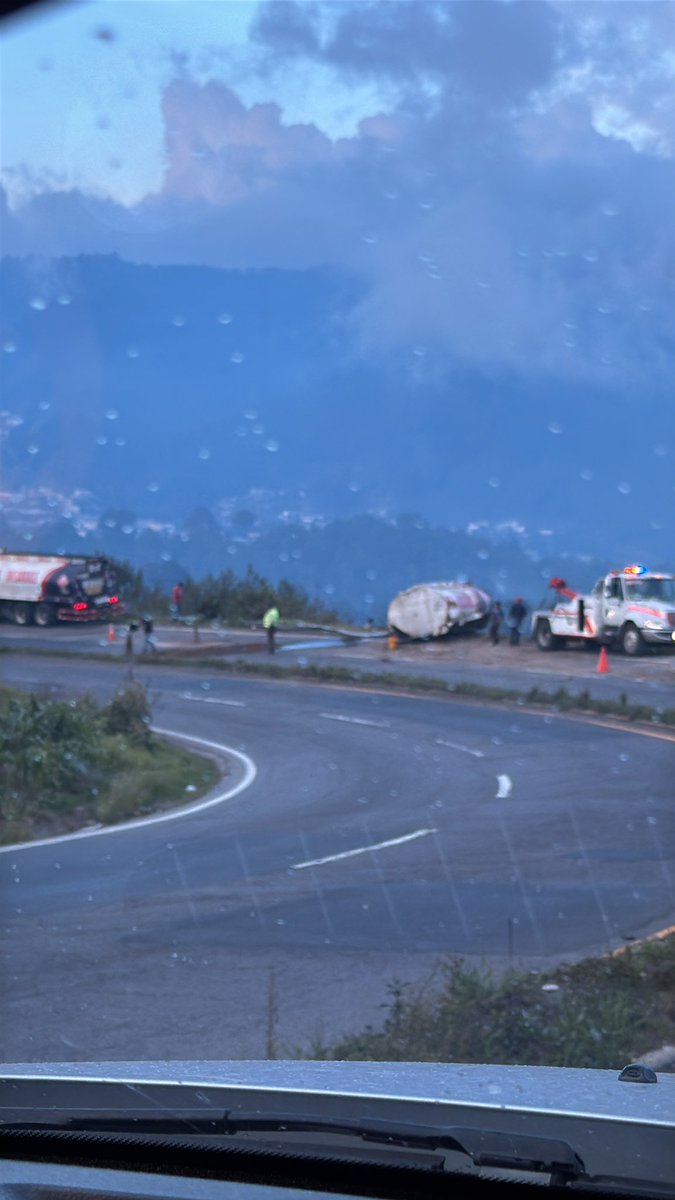 marieargueta's tweet photo. Accidente Carretera a occidente por santa catarina, derrame de combustible. Tengan cuidado. Carretera interameticana #traficogt #carreterainteramericana
#PrecauciónVial https://t.co/ZyTFnyPBIi