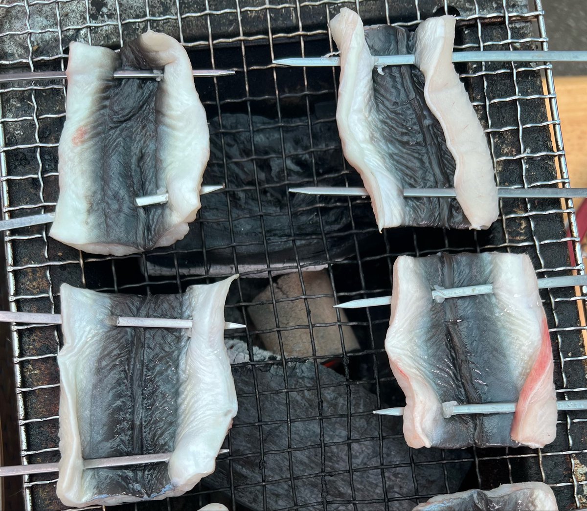T80201's tweet photo. いやー、しかしうなぎって実際炭火で焼いてみると、色々わかる事があって楽しかったな。鰻って皮が美味しさの要だと言う事がよくわかった。白焼はハーブとの相性が素晴らしくワインと合わせても最強でした。

おはようございますw https://t.co/RwiCpOCaru