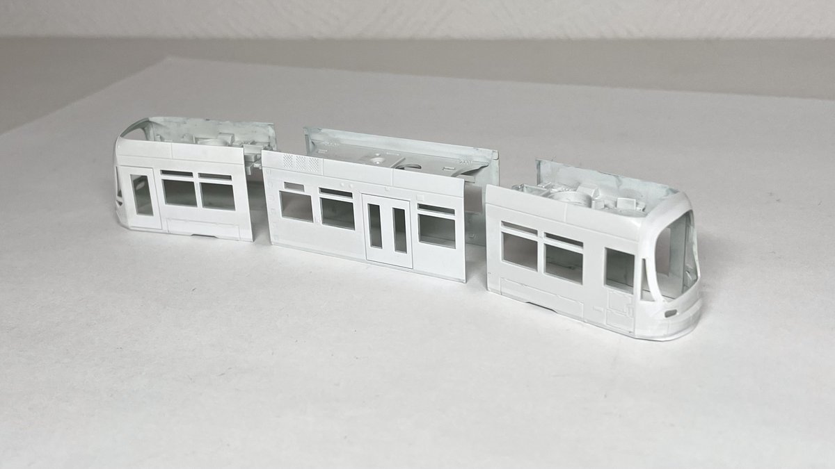 jer_railmodel's tweet photo. 広島電鉄1000形1018号「走る美術館」製作続き。KATOの1000形製品を分解しボディの塗装を剥離。 https://t.co/jOaCq9cyec