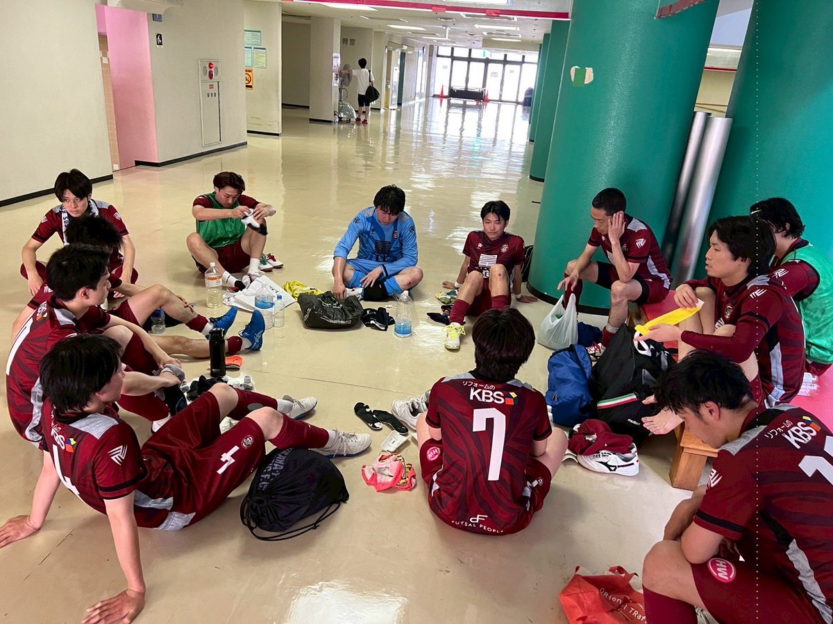 ACT_1998_TOKYO's tweet photo. 【公式戦】
3部Aリーグ
vs LEYENDA TAMA
total 1-3 lose…
『階段付近点字ブロック前で立ち止まらないでください』
…朝通勤ラッシュ時、女性駅員さんが10秒間に1回くらい抑揚の無い声でアナウンスしてます。お疲れ様です。🙇‍♂️
朝通勤は大人のエゴとエゴのぶつかり合いで大変…マジ、ブルーロック！⚽️ https://t.co/PKG2v51Uzt