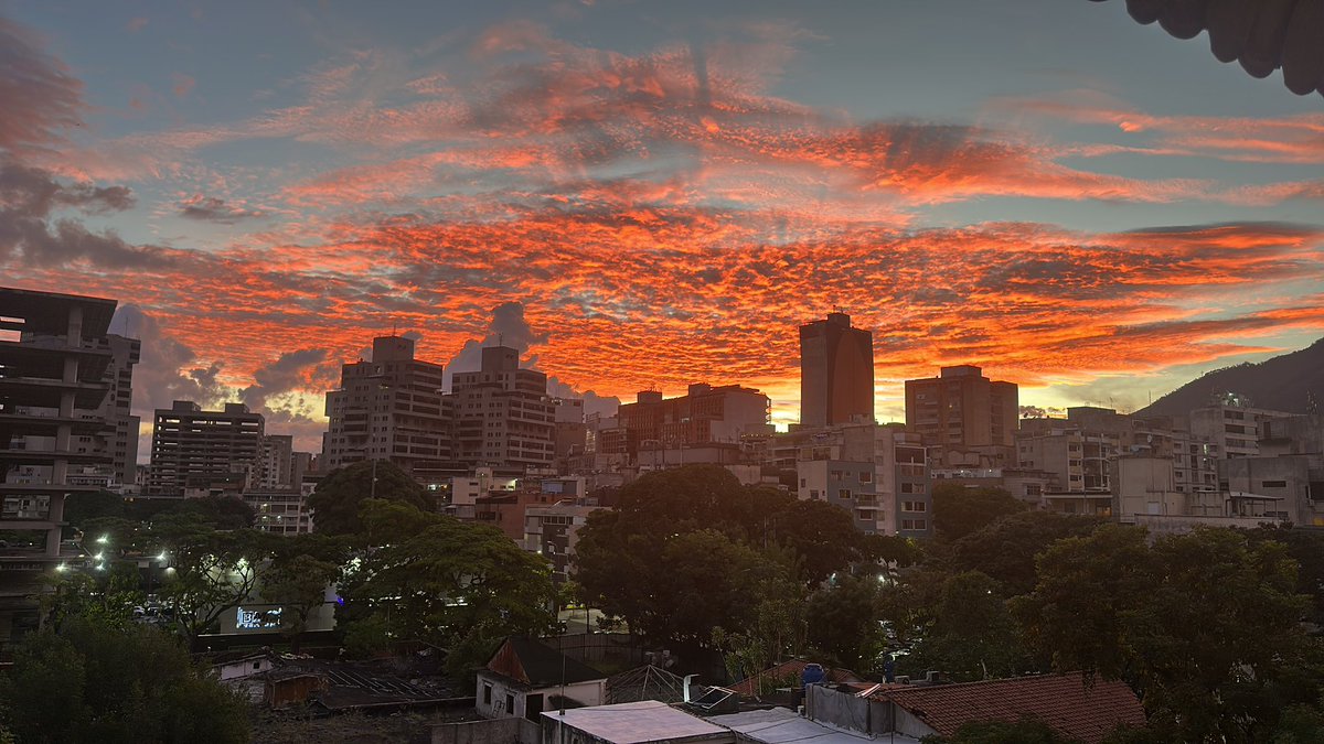 Jesus_EJimenezS's tweet photo. Caracas y sus atardeceres. 

Así despedimos Mayo, que Junio nos vaya bonito a todos. Mucha prosperidad, abundancia, trabajo, paz mental. 

Y recuerden: El tiempo de Dios es perfecto 🙏🏻💫 https://t.co/Ggv57q95Xx