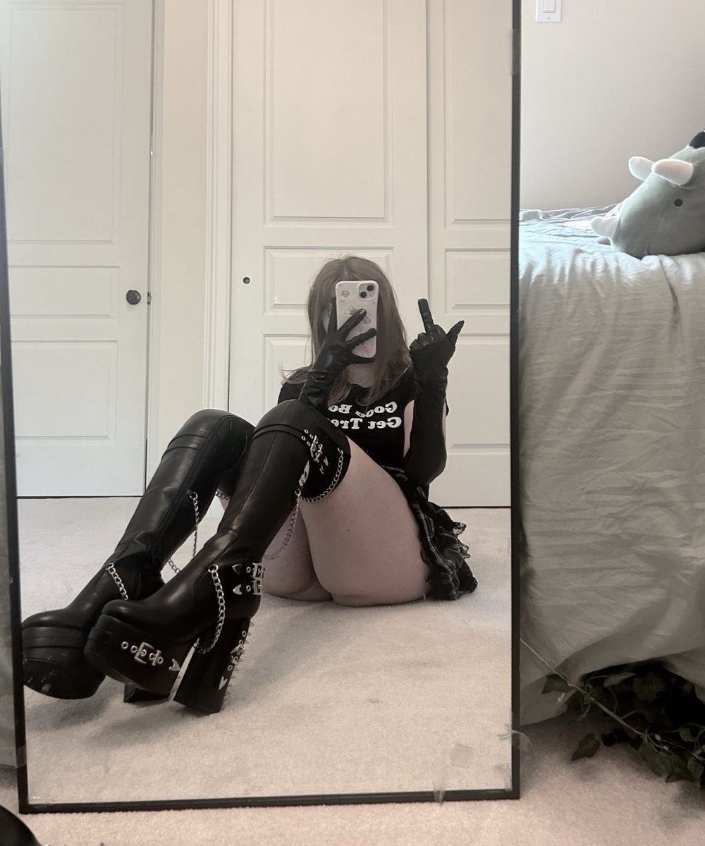 greedyevie's tweet photo. i know all of your weaknesses ~
boots, middle finger, gloves, thighs, ur tiny brain can't handle it all 🖤 https://t.co/yalRYQWs81