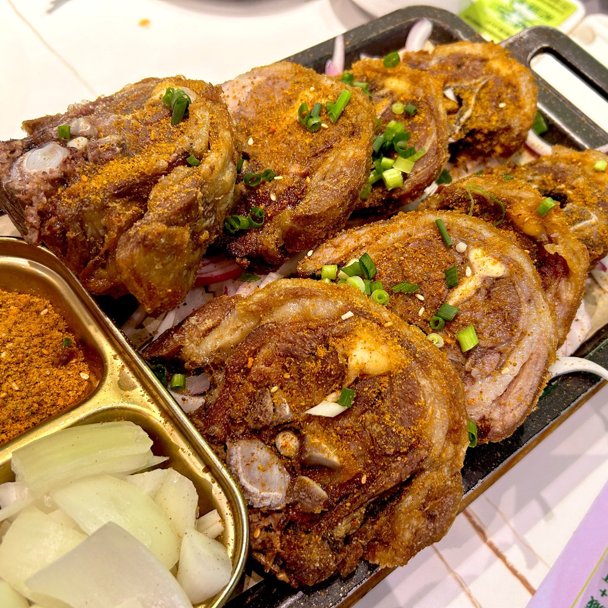 shutozennin's tweet photo. しっかり羊肉を食べたくなって、寧夏回族自治区の料理店へ。店の名物・烤羊脖は羊の骨周りを焼いたもので、皮はカリカリむっちり、肉はしっとり。肉の香ばしさとクミンの香りが食欲に突き刺さる。骨を手で持って、夢中でかじる、没頭の時間。「肉を喰うぜ！」の気分を存分に満たしてくれた。羊最高！ https://t.co/qkECVvaGbD