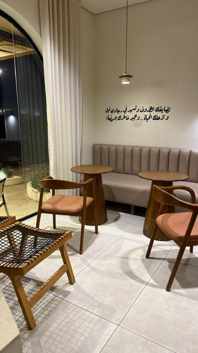 roroah2_2's tweet photo. "يؤمن الأنسان إنهُ يستطيع التحليق
 عندما يجاور من يصنع لهُ جناحين." 🍃
#اقتباسات_سنابيه https://t.co/9Pn2ob9I6S