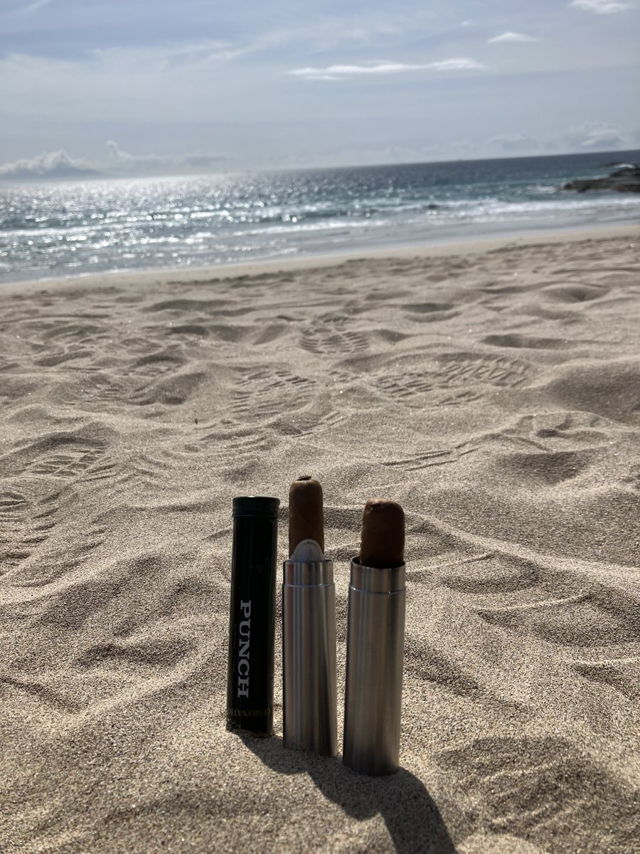 dorix0014's tweet photo. 友人と夏の先取りなくつろぎ。おはようビールとおはよう葉巻 https://t.co/EBNx5wmShG