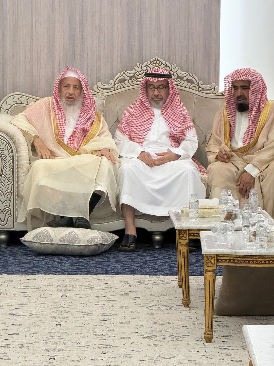 ahmedk0025's tweet photo. أقام العم الشيخ علي بن عبدالله الخضير مناسبة في مدينة #بريدة احتفاء بالوالد #الشيخ_عبدالكريم_الخضير وحمداً لله على سلامة الوالد، حيث حضر اللقاء جمع من الأقارب وطلاب العلم والأصدقاء . https://t.co/UXEIjsXF1n