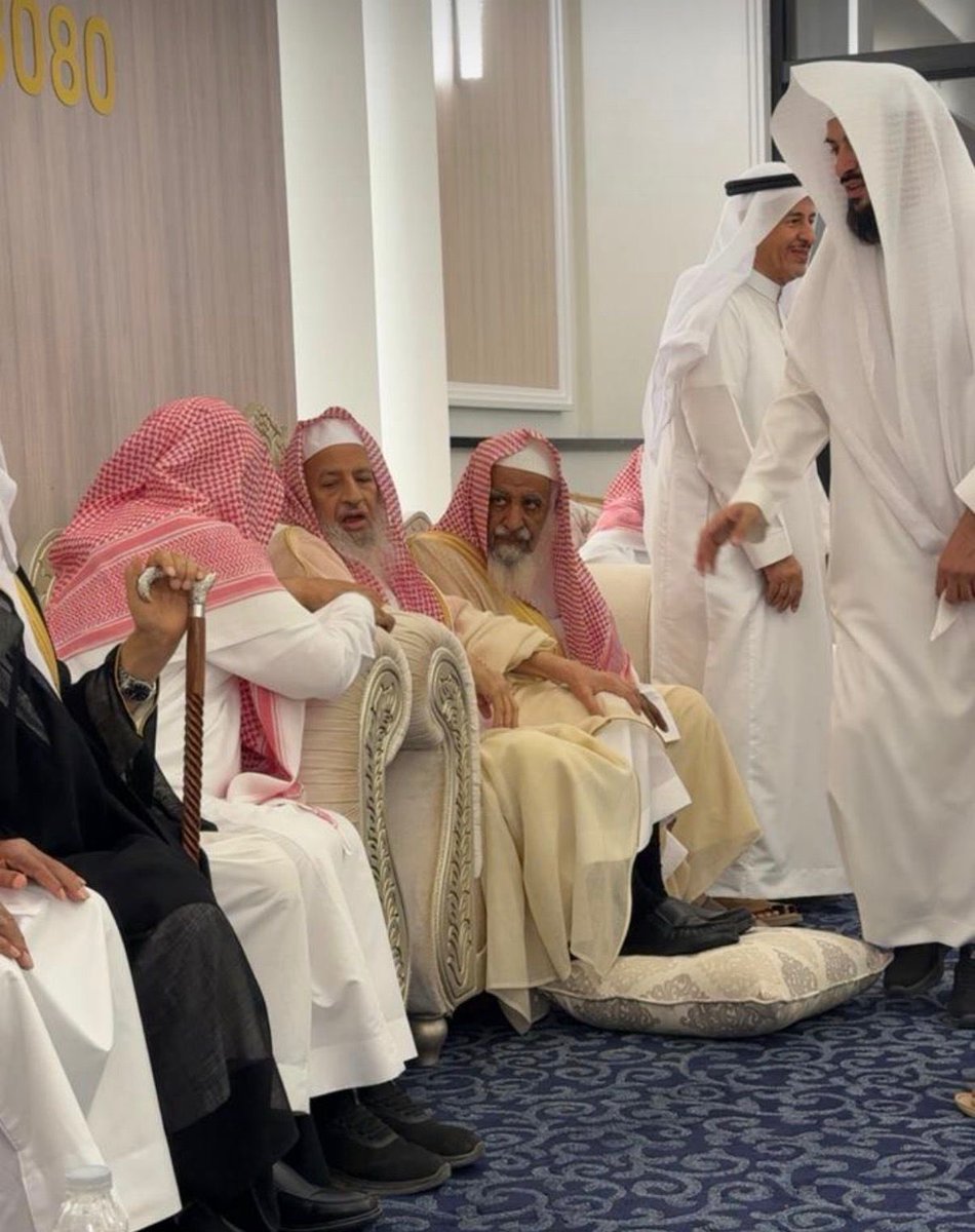 ahmedk0025's tweet photo. أقام العم الشيخ علي بن عبدالله الخضير مناسبة في مدينة #بريدة احتفاء بالوالد #الشيخ_عبدالكريم_الخضير وحمداً لله على سلامة الوالد، حيث حضر اللقاء جمع من الأقارب وطلاب العلم والأصدقاء . https://t.co/UXEIjsXF1n
