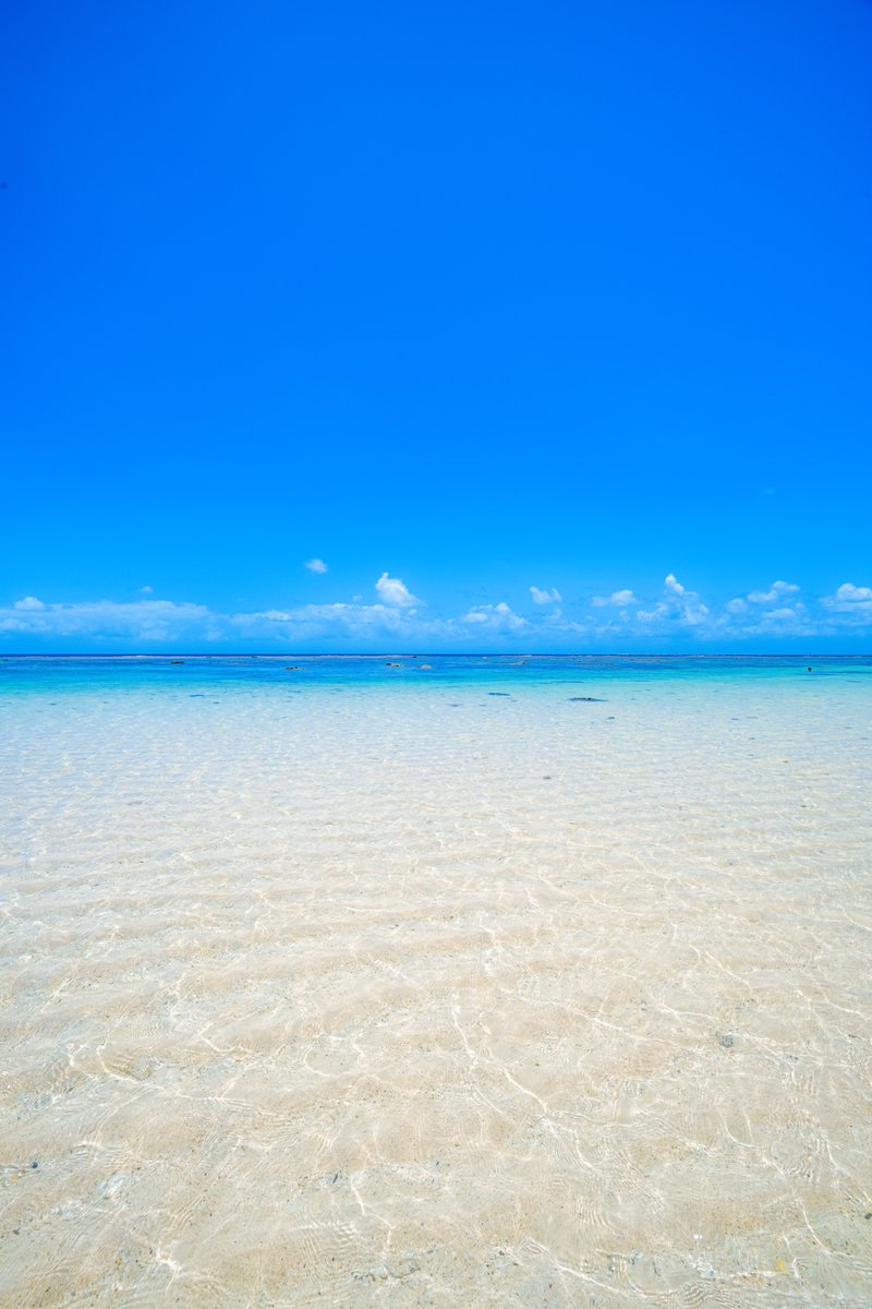shiki_pics's tweet photo. 青のグラデーションが続いていく石垣島の海。 https://t.co/e1YAVfd45B