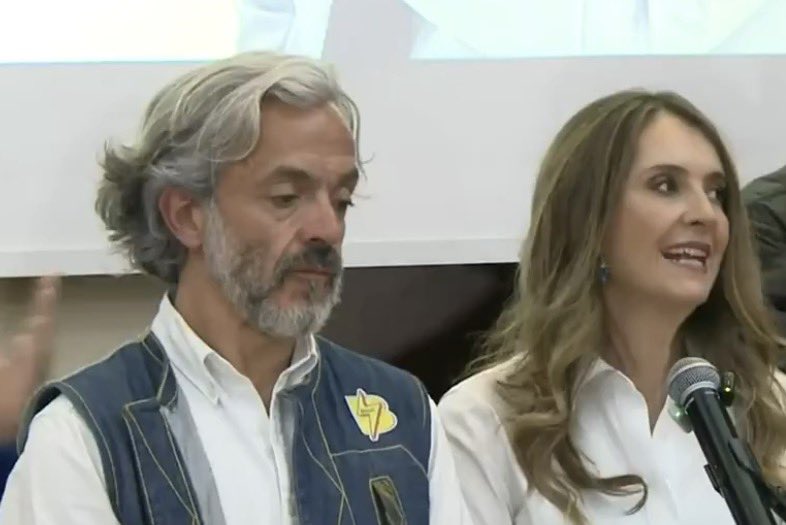 ruidiaz_ddhh's tweet photo. La expresión de @JDOviedoAr cuando @PalomaValenciaL anunció su respaldo a De la Espriella lo dijo todo. Ahora asegura que evaluará con su equipo si endosa sus votos. La pregunta es: ¿cuáles votos?

Desde que aceptó ser fórmula vicepresidencial de Paloma Valencia, su capital político quedó seriamente golpeado. Fue uno de los grandes perdedores de esta jornada: podría quedarse sin el pan y sin el queso. Sus aspiraciones a la Alcaldía de Bogotá se diluyen cada vez más en una ciudad donde la mayoría del electorado es de izquierda y no le perdona haberse alineado con la derecha.
