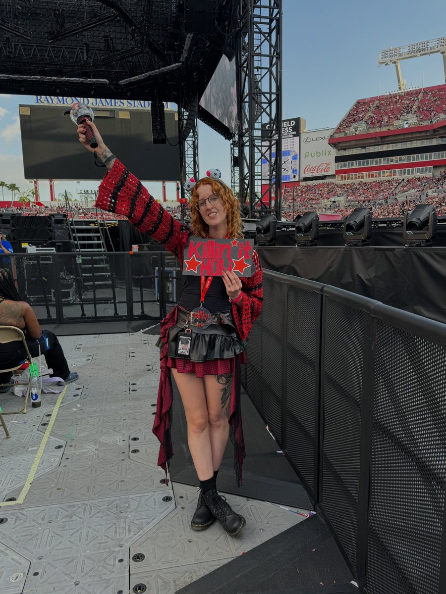 hpeworldians's tweet photo. first bts concert                last bts concert 

thank you bts for giving me time to glow up between tours https://t.co/t7ymh5SzNs