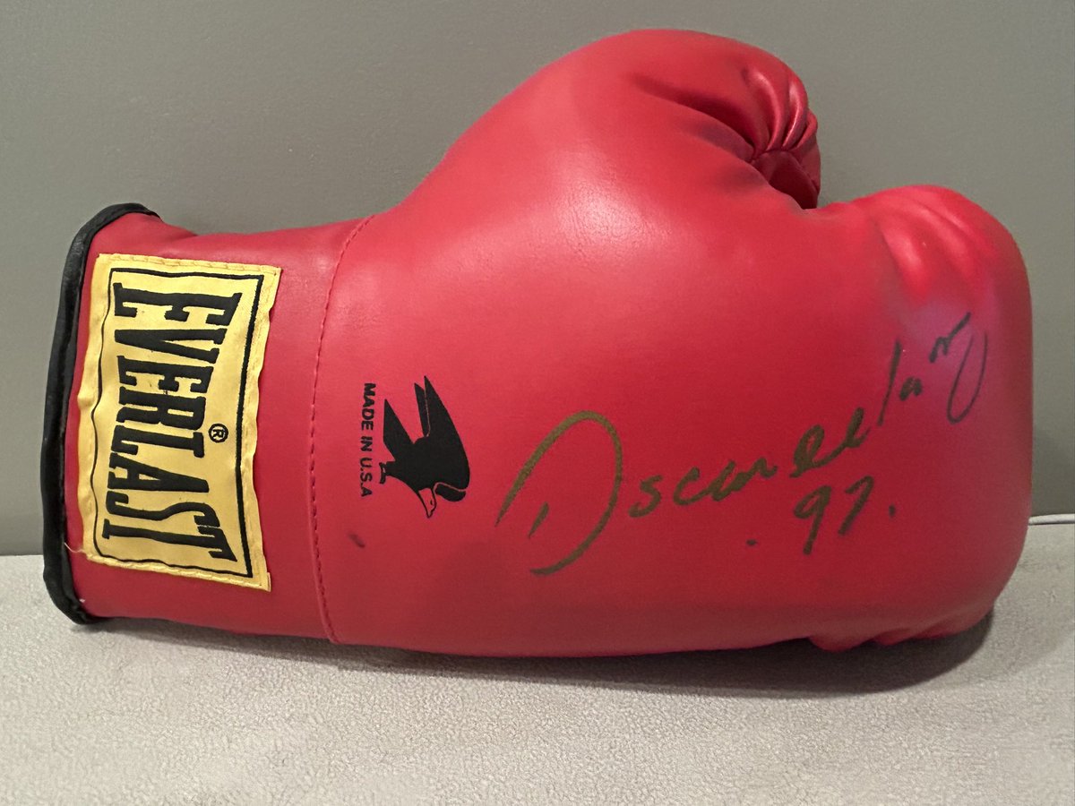 cardguymike1's tweet photo. CGMStackSale ($1 pwe $6 bmwt $10 big items)

All RT, Tags, Takes  and offers appreciated 

De La Hoya glove $300 https://t.co/ty8YpSWwgz