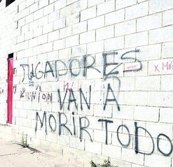 MadeInAcmeCo's tweet photo. @ClubSCristal Están perdiendo y ni buscan el partido 

PECHOFRIOS HIJOS DE PUTA! https://t.co/WUDHaGRjyU