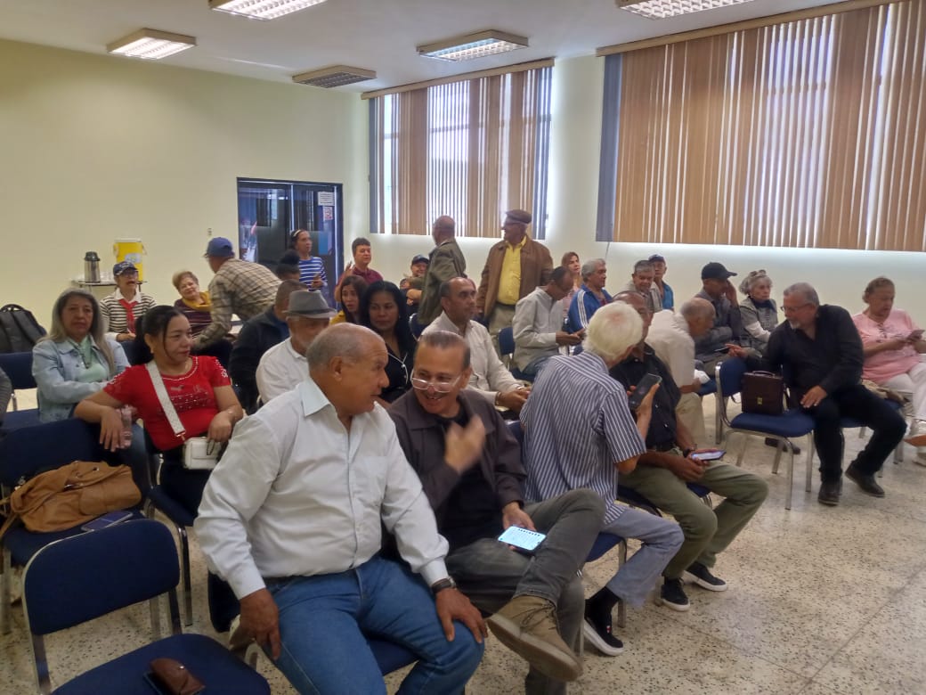 AproupelM's tweet photo. #31Mayo | APROUPEL -MATURÍN.

 Dirigentes Gremiales y sindicales debaten en Maturín edo -Monagas, sobre el impacto socio-economico de bajos sueldos en Venezuela @FAPUV
@APUCV @_Provea https://t.co/wTiFAPVSfy