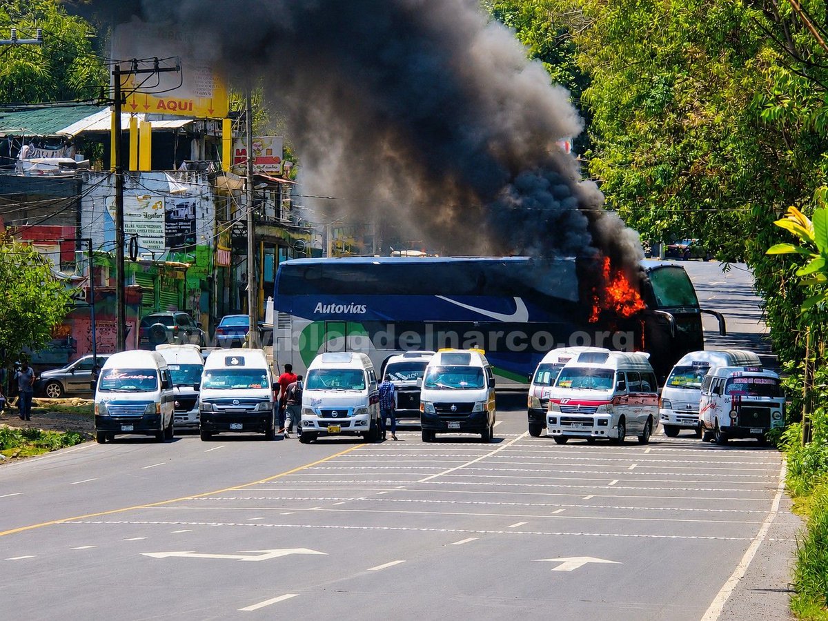 blogdelnarcomx's tweet photo. Se han estado convirtiendo en los nuevos Zetas, en el nuevo grupo mas odiado de México, Mugrosos del CJNG volvieron a robar, quemar vehículos y negocios en Zitácuaro, Michoacán como berrinche por la detención de cinco gatilleros (Informacion en el enlace) https://t.co/BHHm0HLScy https://t.co/uBdfpCjFVw