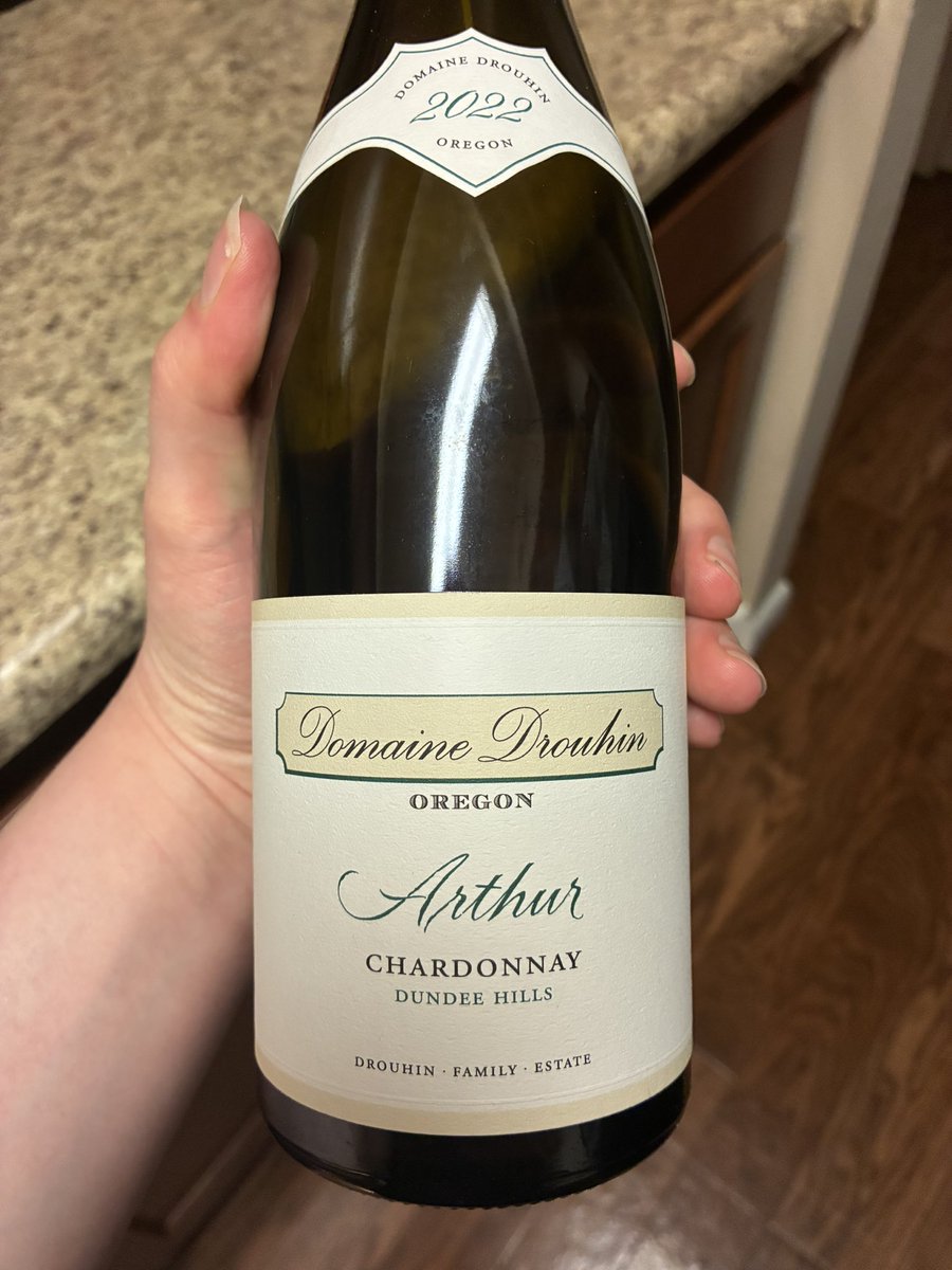 elli_evermore's tweet photo. Domaine Drouhin “Arthur” Chardonnay - v. 2022 🇺🇸
 
This is absolutely lovely. Apple, lemon, pear, peach, white blossoms, honey, maybe ripe cantaloupe? Creamy mouthfeel but with crisp acidity/minerality. Balanced partial oak as well, lovely subtle butter and almond notes. So good. https://t.co/8khCrIjrCp