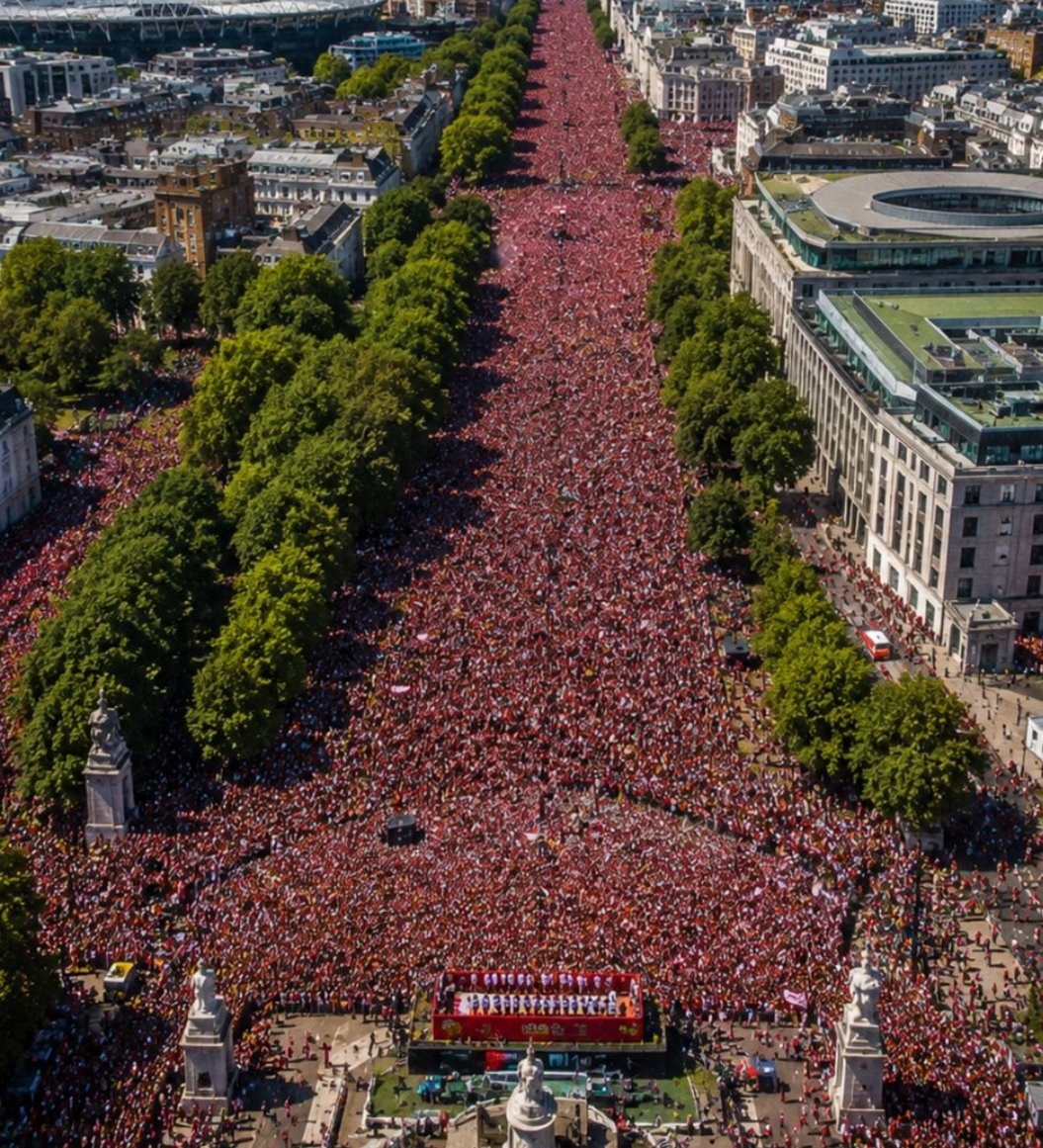 zbstudioone's tweet photo. @TRobinsonNewEra can't but think of the first unite the kingdom rally but this time it's all the arsenal showing support for 1 little part of London, https://t.co/gv3dojaj8L
