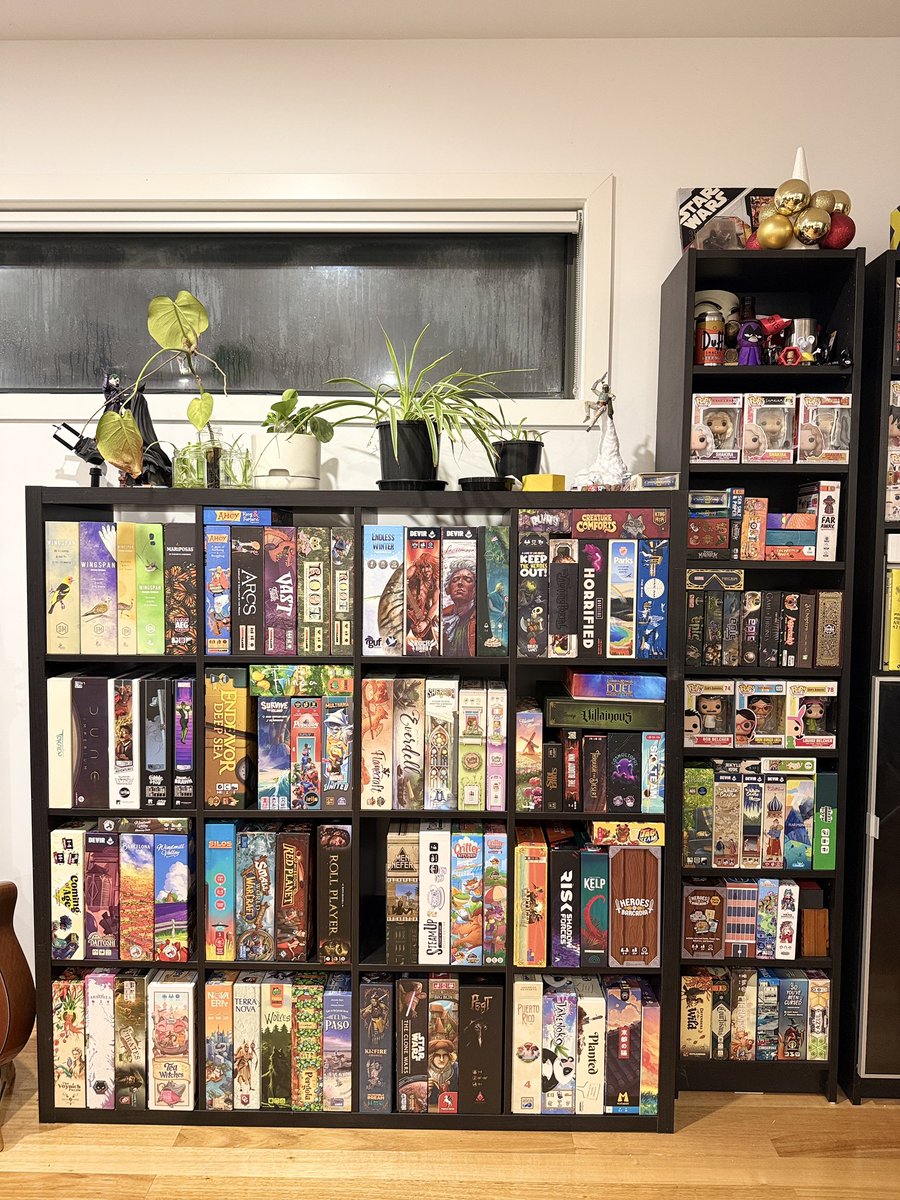 JulioInStudio's tweet photo. Descubrí los juegos de mesa modernos en el 2024. Desde entonces no he parado de maravillarme ante la creatividad de diseñadores, ilustradores, productores y editores que integran un hobby que solo unos cuantos pueden apreciar en su totalidad.

Mi colección seguirá creciendo. https://t.co/rGkQ3D510T