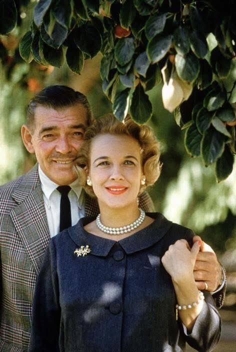 freakoutsideofx's tweet photo. Clark Gable and his fifth and last wife, Kay, in 1960.
He died later that year shortly before she gave birth to his son, John Clark Gable. https://t.co/KKb9H0ZecZ