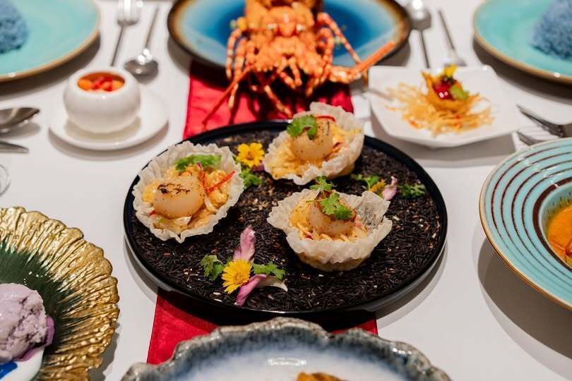 The_Racha's tweet photo. YUM SOM-O HOI SHELL — a refreshing harmony of sweet pomelo and perfectly seared scallops. ✨ Light, vibrant, and beautifully balanced, every bite brings together delicate textures and fresh flavors with a touch of Thai character.
Follow us on our Instagram @therachaphuket. https://t.co/duWMJBVbfP