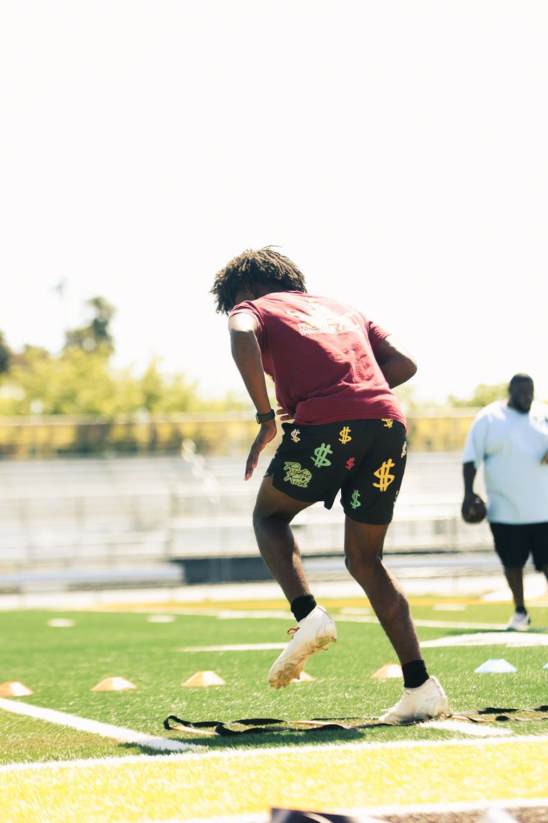 Kesean_d1's tweet photo. Getting some work with my teammates and some older guys 🤞🏾🫶🏾🏈
@Coach_Green26 @CoachMays21 @EricStallworth @Aliusmayo4 @aircontrol_jay @RyanLewis_38 @CoachMcNamara9 @JamoBrown_ 
@BrandonHuffman https://t.co/NdLwJj49Iu