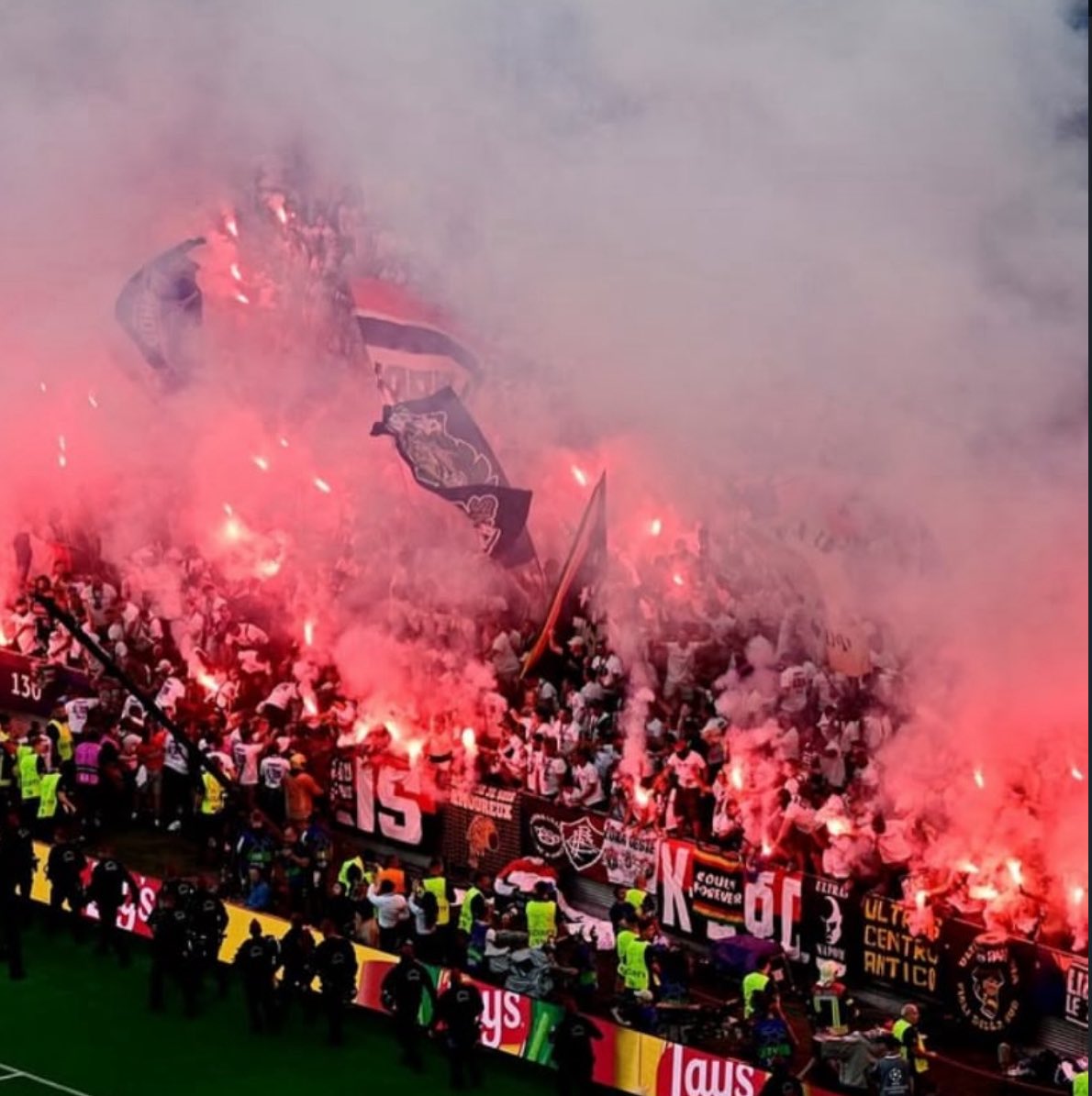 AUTEUIL1991's tweet photo. « Toute une Ville veille sur elle » 🔴🔵 CHAMPIONS 🏆🏆 #Back2back @Co_Ultras_Paris #UCL https://t.co/apVMm0YMwh