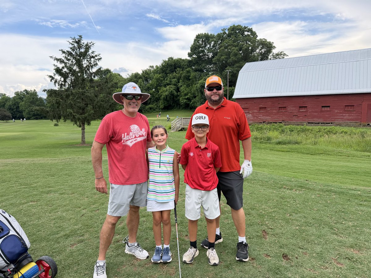 HallsMS_Golf's tweet photo. We celebrated the awesome season @HallsMS_Golf had with a scramble &amp; pizza. We had 2 teams T1 @ (-2) 25 The Ace Hunters (Jason &amp; Luke) with Winners Gonna Win (Scott &amp; Ellie) &amp; Team Broom (Josh &amp; Nolan) with Team Heasley (Stephen &amp; Jacob) 👏 It was a FUN Day on the links 🏌️⛳️🏌🏻‍♀️ https://t.co/i5jAVu8jFx