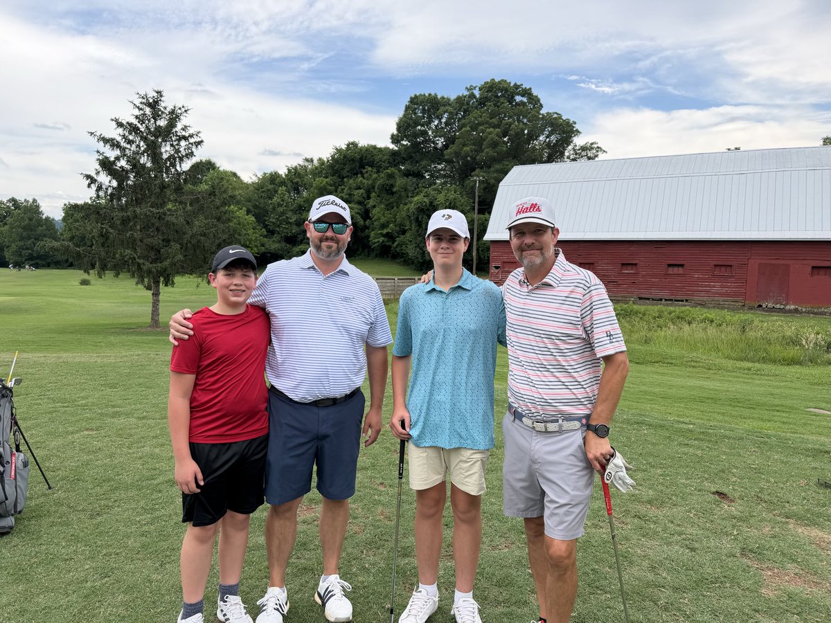 HallsMS_Golf's tweet photo. We celebrated the awesome season @HallsMS_Golf had with a scramble &amp; pizza. We had 2 teams T1 @ (-2) 25 The Ace Hunters (Jason &amp; Luke) with Winners Gonna Win (Scott &amp; Ellie) &amp; Team Broom (Josh &amp; Nolan) with Team Heasley (Stephen &amp; Jacob) 👏 It was a FUN Day on the links 🏌️⛳️🏌🏻‍♀️ https://t.co/i5jAVu8jFx