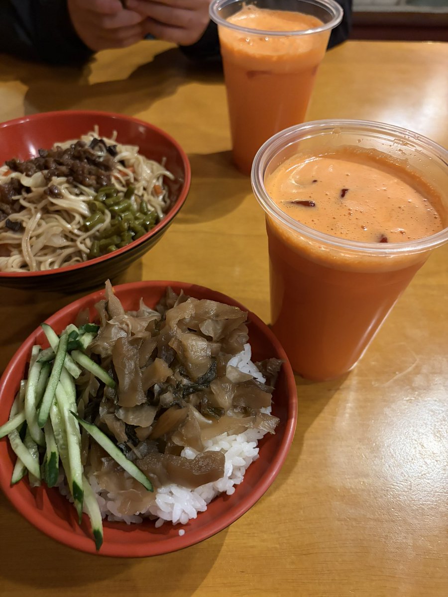Dodoroes3's tweet photo. Vegetarian Party
蔬食電音派對

台中市自立商店
酸豆什錦麵
菜干飯
什錦湯 https://t.co/iZyT2f0ifw