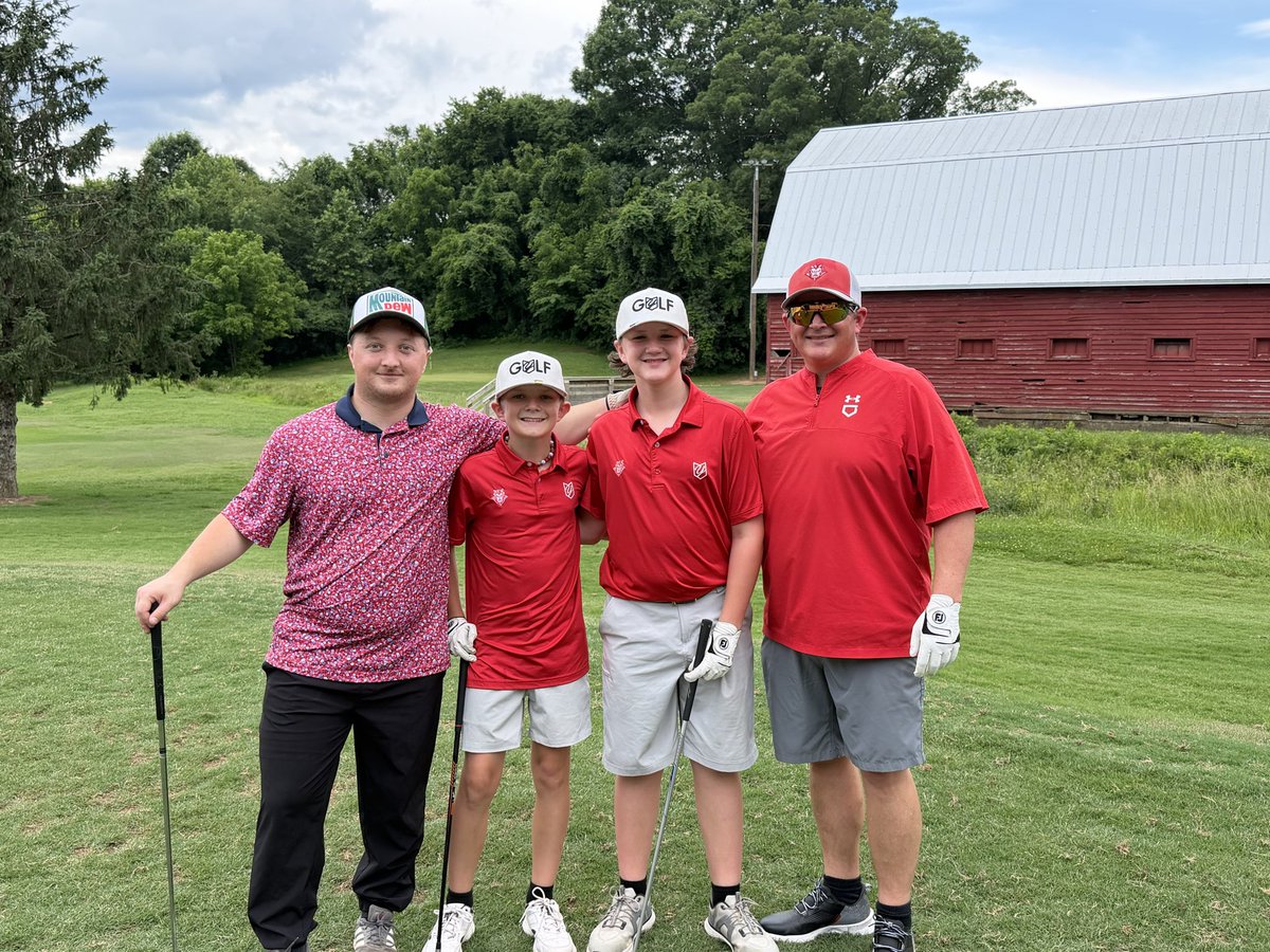 HallsMS_Golf's tweet photo. We celebrated the awesome season @HallsMS_Golf had with a scramble &amp; pizza. We had 2 teams T1 @ (-2) 25 The Ace Hunters (Jason &amp; Luke) with Winners Gonna Win (Scott &amp; Ellie) &amp; Team Broom (Josh &amp; Nolan) with Team Heasley (Stephen &amp; Jacob) 👏 It was a FUN Day on the links 🏌️⛳️🏌🏻‍♀️ https://t.co/wPR18042lH