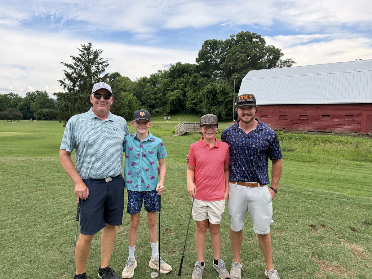 HallsMS_Golf's tweet photo. We celebrated the awesome season @HallsMS_Golf had with a scramble &amp; pizza. We had 2 teams T1 @ (-2) 25 The Ace Hunters (Jason &amp; Luke) with Winners Gonna Win (Scott &amp; Ellie) &amp; Team Broom (Josh &amp; Nolan) with Team Heasley (Stephen &amp; Jacob) 👏 It was a FUN Day on the links 🏌️⛳️🏌🏻‍♀️ https://t.co/wPR18042lH