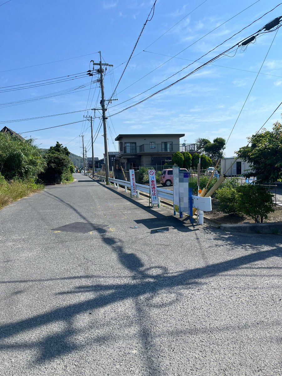 0803hi2368's tweet photo. のどかな場所で水道管工事に伴う通行止めしてます🫡

必死に電柱の影を追いかけます。笑

 #福岡 #警備 #求人 https://t.co/TzNxq1FMpO