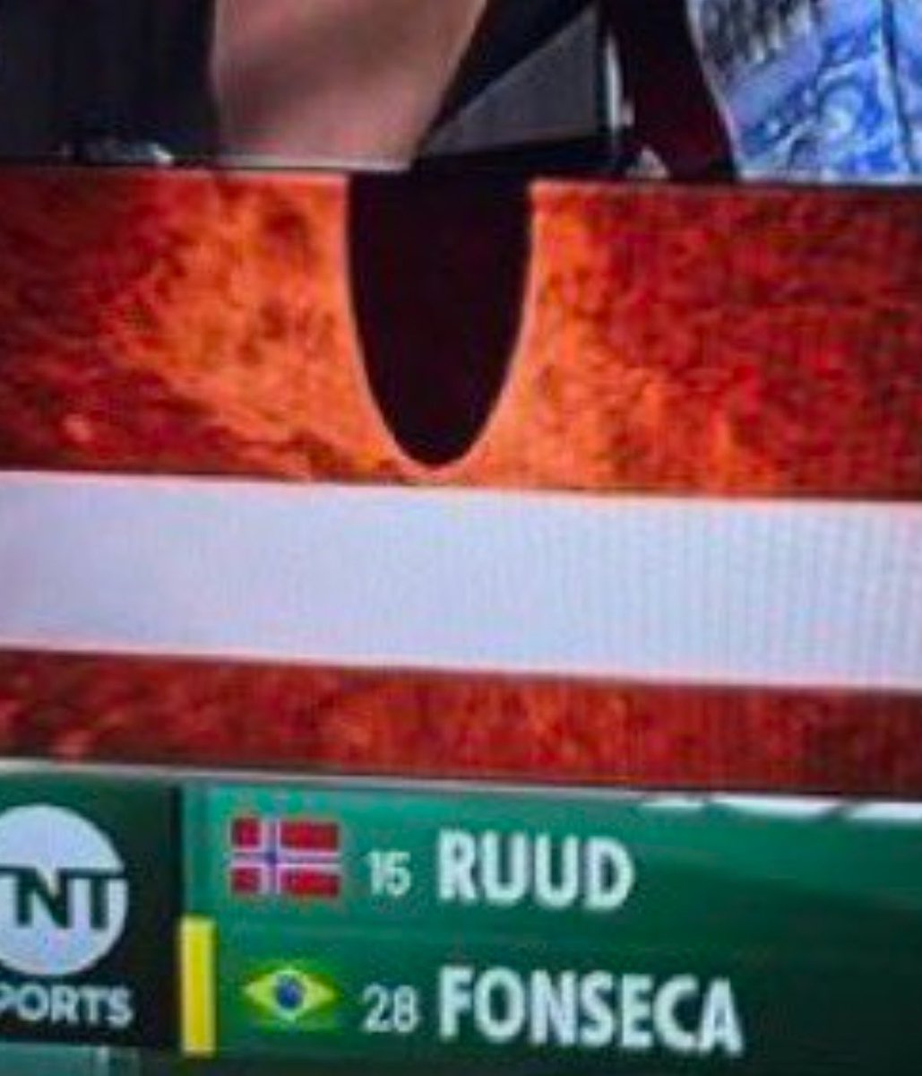 jmgmoron's tweet photo. Respecto al punto de la polémica del Ruud-Zverev:

Pasó LO MISMO hace dos años con Zverev y Alcaraz.

¿Ha habido robo al noruego?

Os explico:

Esto que se muestra en pantalla (TNT) no es el Ojo de Halcón oficial. En este torneo NO lo hay, sino que todo se hace de la manera tradicional.

Las televisiones tienen varias cámaras instaladas en el estadio y hacen una estimación de lo que podría ser el bote real.

Han leído bien: una ESTIMACIÓN.

El Ojo de Halcón real tiene un margen de error de entre 2 y 3,6 milímetros, según la fuente oficial. ¡Imaginen el margen de error de este de la televisión!

El bote mostrado está muy cerca de la línea. ¿Pudo haber salido? Puede que sí, puesto que está tan ajustado que podemos hablar de escasos milímetros, pero también puede que no.

En todo caso, la jueza de silla bajó a verlo y lo dio por bueno y hasta el propio Ruud no protestó mucho.

La cosa es, desde mi punto de vista, sabiendo que eso que se muestra en pantalla es una estimación y con un margen de error alto, yo no mostraría nada por televisión porque lo único que se logra es crear polémica.

Si hay jueces de línea y de silla que pueden chequear la marca y decir si es buena o mala, para qué marear nada.

Además, ya hemos visto en varios vídeos que según lo cerca que pueda botar una pelota, según se golpee, a veces es IMPOSIBLE saber si toca o no y ni el Ojo de Halcón puede revelar al 100% si es buena o mala.