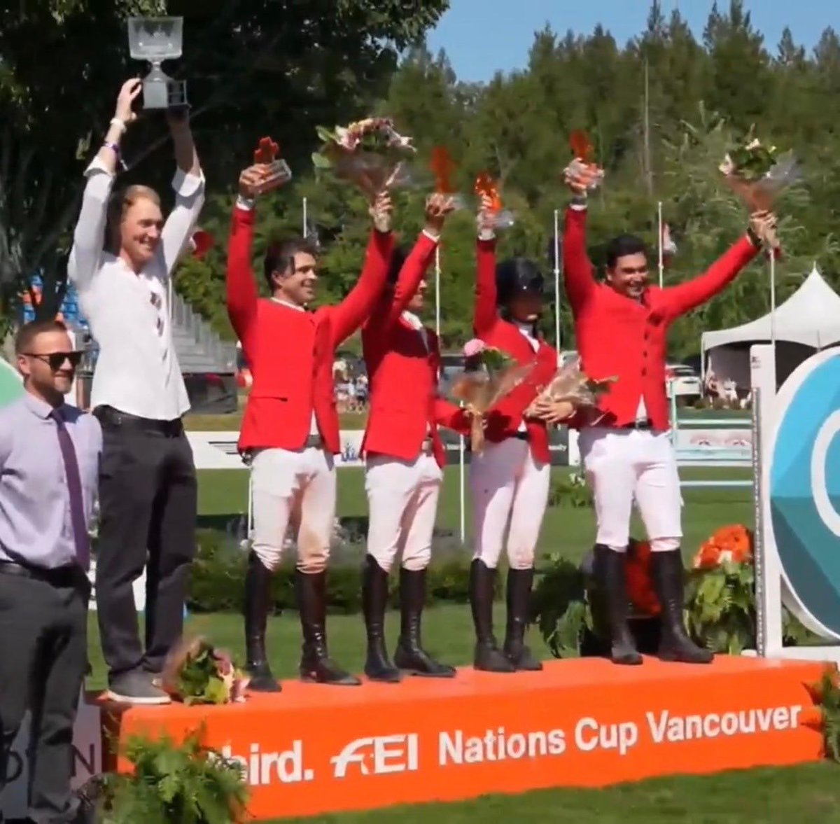 COM_Mexico's tweet photo. ¡HISTÓRICO TRÍUNFO EN CANADÁ! 

¡México se corona Campeón en la Copa de Naciones del CSIO4* Langley! 🇨🇦🏆

Enormes en la pista: Tanimara Macari, Juan Pablo Gaspar, Juan Carlos Álvarez del Castillo y Alejandro Winkler. 

¡El hipismo mexicano está en la élite! 🥇🐎 https://t.co/CRHRdJfv7e