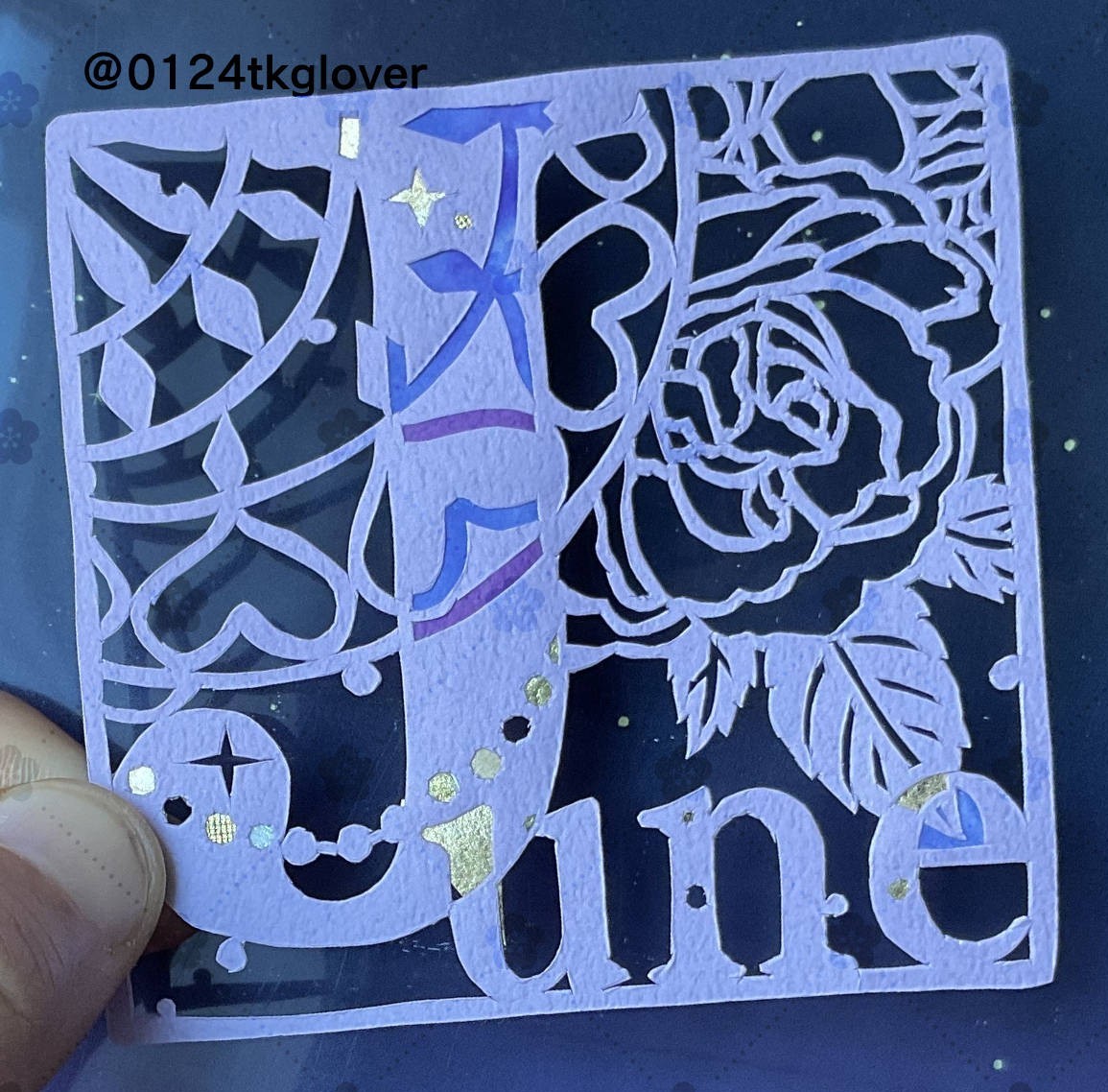0124tkglover's tweet photo. 今年も早６月。
“June”の由来はローマの女神ジュノー（Juno、ギリシア神話でのヘラ）。
結婚や家庭・出産だけでなく、運命・救済・忠告なども司る、威厳に満ちた「神々の女王」です。
神話は現代の物語の人物造形にも繋がっていて、興味津々🌹✨
#切り絵 https://t.co/P45bzeON0l