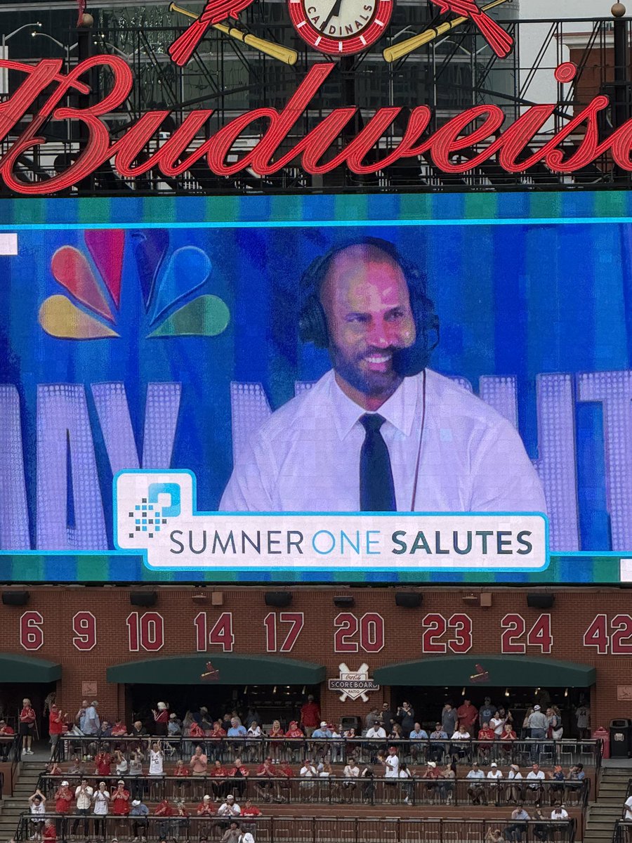 ZParnesTV's tweet photo. Busch Stadium with a standing ovation for Albert Pujols, who’s apart of the broadcast crew tonight for #SundayNightBaseball 

So cool. https://t.co/eRxC44dirG