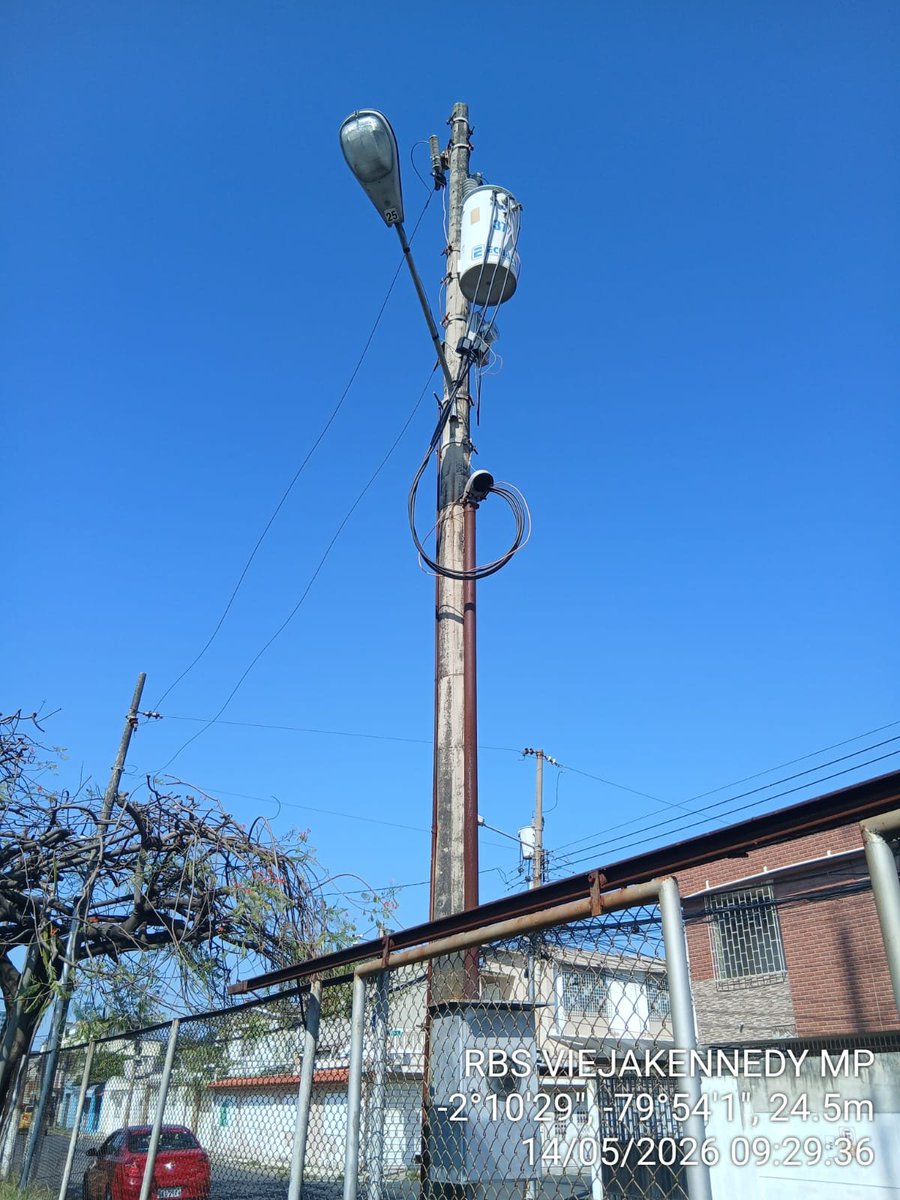 STutiven's tweet photo. ayuda con cambio de poste debido a fisuras. https://t.co/LH8Cz0T11J