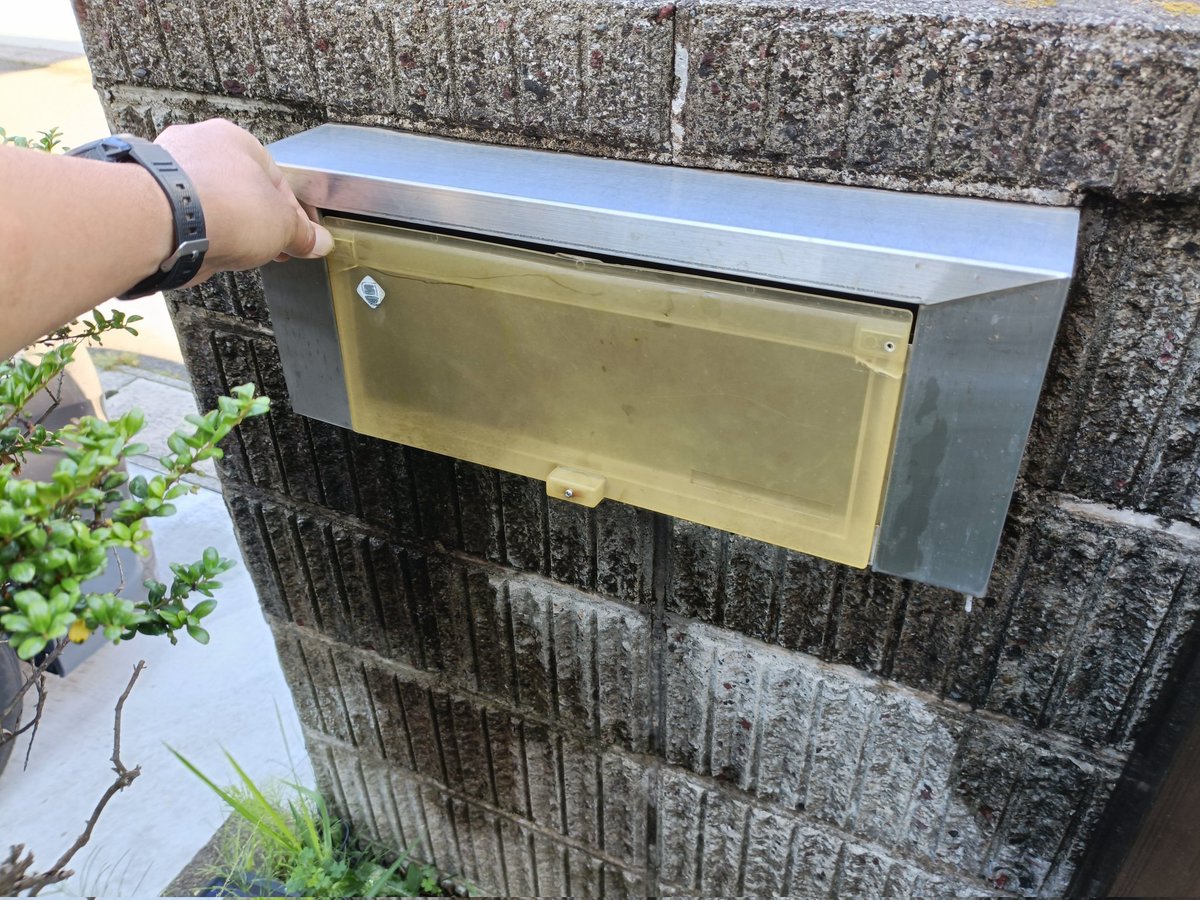 DMK_OB1's tweet photo. 古い中古の家あるあるで
郵便受けが
紫外線で真っ黄色に劣化

磨いたりすべきか考えたけど
互換パーツをAmazonで3000円程度で発見
これはよい買い物だった！ https://t.co/ZV4EJTfEl8