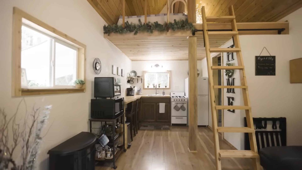 TinyHouseTalk's tweet photo. Kevin + Elizabeth (retired military) built a 12×20 Montana cabin for $7,000 total — using ~40% reclaimed materials.

420 sq ft. Loft bedroom + fold-down couch downstairs. Guest house and occasional rental.

https://t.co/YX6q4qgcGJ

#tinyhouse https://t.co/AN7CHdAI0L