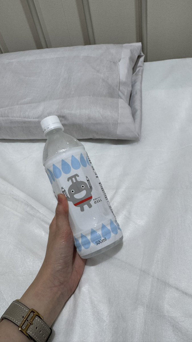 coursdefleur_C's tweet photo. 8:20頃、中目黒駅で、
お水を買ってくれた男子学生さん
ありがとうございました>< https://t.co/olwxH1VrVz