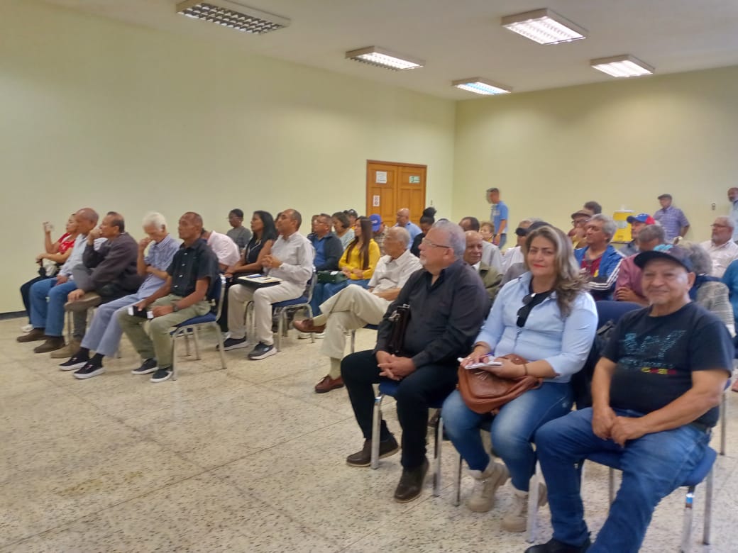 AproupelM's tweet photo. #31Mayo | APROUPEL -MATURÍN.
Dirigentes Gremiales y sindicales, debatimos en maturín-edo Monagas el impacto socio-economicos de los bajos sueldos en Venezuela.
@FAPUV @APUCV @_Provea https://t.co/lPVhDI6Vzt